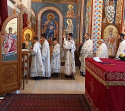 Mitropolit Justin sa sveštenstvom pred oltarom