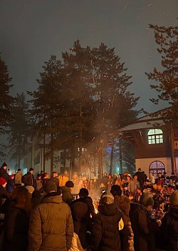 Paljenje božićnog drvca i velika lomača na crkvenom dvorištu na Badnje veče