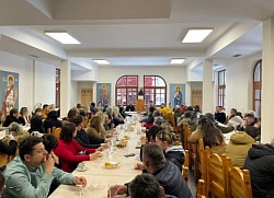 Svečana trpeza ljubavi u porti nakon slavske liturgije