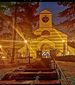 Crkva Preobraženja Gospodnjeg noću sa dekorativnom rasvjetom