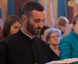 Sveštenik Dejan Vojisavljević tokom božićne liturgije i paljenja božićne jelke