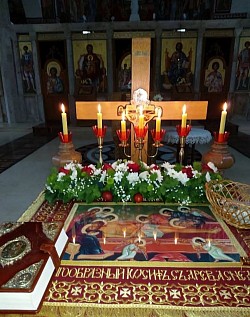 Sveštenik Dejan Vojisavljević nosi pokrov tokom večernje službe na Veliki petak