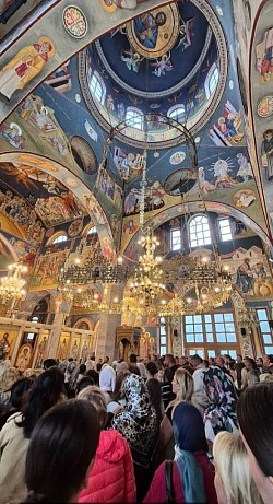 Freska Svetih Nemanjića na zapadnom zidu crkve