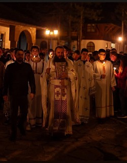 Sveštenik Miodrag Todorović predvodi molitvu u crkvi