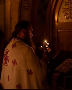 Večernju službu služi sveštenik Miodrag Todorović.