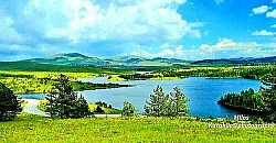 Vrhovi borova potpuno prekriveni injem koji podsjeća na bijele kristalne lustere Usamljeni kameni nadgrobni spomenik prekriven mahovinom na rubu planinskog grebena Para se diže iz nozdrva stoke koja pase u hladno zlatiborsko jutro Crvene bobice gloga stvaraju snažan kontrast na sivoj pozadini jesenjeg neba Oštra silueta planine Čigota pod punim mjesecom bez ijednog oblaka Staza kroz šumu prekrivena debelim slojem suhih borovih iglica koje prigušuju zvuk koraka Nasipi od lomljenog kamena pored planinske oaze - Nasipi od lomljenog kamena pored planinske rijeke koja iznenada nabuja u proljeće Pogled na dolinu ispunjenu gustom mliječnom maglom iz koje izranjaju samo vrhovi četinara Suhi cvjetovi livadskog bilja trepere u oštrom zlatiborskom zraku Vertikalne litice prekrivene niskim grmljem i rijetkim zakržljalim borom Val kamene prašine koji se diže s ceste nakon što prođe poljoprivredni kamion Miris svježe pokošene planinske trave koja se suši na jakom popodnevnom suncu Sjene niskih oblaka brzo se kreću preko zlatnih brda Mirna površina Ribničkog jezera okružena tamnim pojasom guste šume