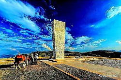 Sjena orla koja brzo leti preko zlatnog tepiha zlatiborske trave Nanosi rastresitog snijega na drvenim ljestvama naslonjenim na staru kolibu Oštar miris ozona i četinara nakon što je prošao olujni oblak Vrhovi borova ritmički se udaraju jedan o drugi u naletima vjetra Planinska livada prekrivena mrazom koji izgleda kao hiljade sitnih dijamanata Beskrajni plavi horizont iznad zaobljenih padina bez ijednog drveta - Pukotine u isušenom planinskom tlu iz kojih izbijaju čvrsti pramenovi trave Svijetlozeleni lišajevi koji prekrivaju stare drvene ograde pašnjaka poput patine Duboki tragovi traktorskih guma ispunjeni kišnicom na seoskom putu kroz šumu Vrhovi borova potpuno prekriveni mrazom koji podsjećaju na bijele kristalne lustere Usamljeni kameni nadgrobni spomenik prekriven mahovinom na rubu planinskog grebena Para izlazi iz nozdrva Stoka koja pase u hladno zlatiborsko jutro. Crvene bobice gloga koje stvaraju snažan kontrast na sivoj pozadini jesenjeg neba.