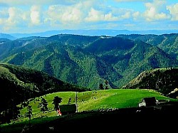 Odraz mjeseca na zaleđenim padinama koje izgledaju kao liveno srebro Stare brazde pluga na napuštenim poljima koje je priroda povratila Grupa borova na čistini koja izgleda kao prirodne straže nad provalijom Žuti lišajevi koji u potpunosti prekrivaju južnu stranu kamenitog grebena Para koja se diže s planinskog puta dok se sunce pojavljuje nakon kiše Neprekidni niz brda koja nestaju u dalekoj izmaglici prema Bosni - Tamne rupe pećina u krečnjačkim dijelovima do kojih ljudska stopala rijetko dosežu Mreža suhih grančica i iglica na površini šumskog ribnjaka Divlje pčele zuje oko planinskog vrijeska na vrućem suncu Sjena orla koji brzo leti preko zlatnog tepiha zlatiborske trave Nanosi pahuljastog snijega na drvenim ljestvama naslonjenim na staru kolibu Oštar miris ozona i četinara nakon što je prošao olujni oblak