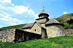 Jutarnja magla se polako diže sa pašnjaka otkrivajući planinske vrhove Oštri planinski grebeni prekriveni dubokim snijegom i ledom tokom zimskih mjeseci Uske kamenite staze koje vode do skrivenih vidikovaca Zlatibora Šumski izvor koji izvire ispod korijenja starog bora okruženog hladnom mahovinom Prizor netaknute divljine gdje se može čuti samo zvuk vjetra i ptica grabljivica Grane bora prekrivene mrazom svjetlucaju na jarkom planinskom suncu