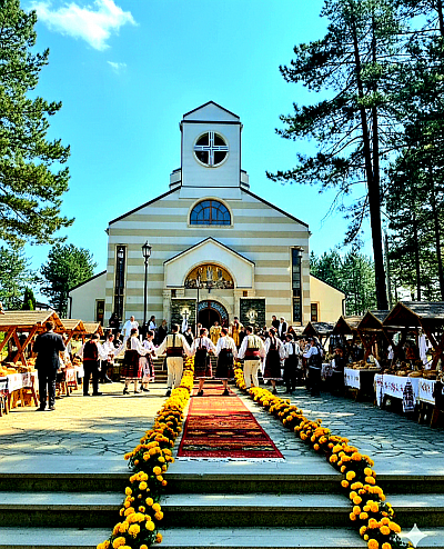 Crkva Preobraženja Gospodnjeg Zlatibor - Zlatibor je jedna od najljepših i najposjećenijih planina u Srbiji, poznata po prostranim pašnjacima, ljekovitom zraku i specifičnoj ruži vjetrova koja ga čini prirodnim lječilištem. Ime duguje rijetkoj vrsti zlatnog bora, ali njegovo pravo bogatstvo su ljudi, tradicija i pejzaži koji odišu gostoprimstvom. Od urbanog turističkog centra do udaljenih planinskih sela, Zlatibor je vijekovima spoj netaknute prirode i kulturne baštine koja fascinira posjetioce iz cijelog svijeta.